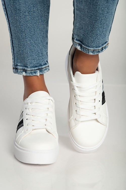 Modne superge z ravnim podplatom