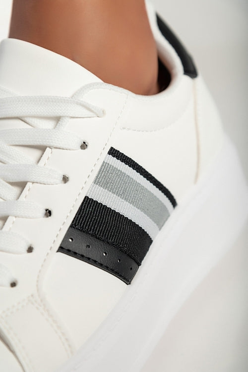 Modne superge z ravnim podplatom